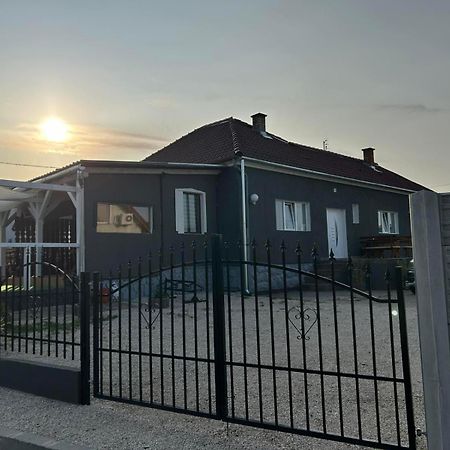 Jesolo Apartmanház Balatonkeresztúr Exterior foto